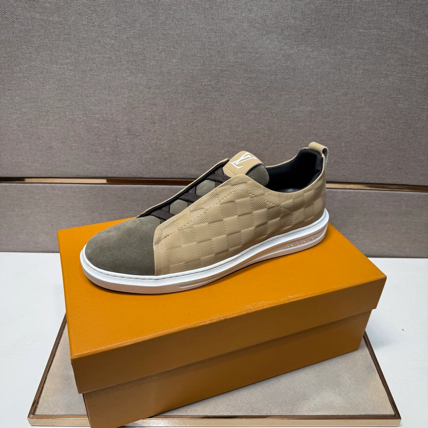 ⬛️Men's shoes 💰p442【LV～】Men's casual shoes 2025z cabinet sales simultaneously 🔶Size: 38-44#️⃣ 🔷2 colors🔜The upper is made of multi-material splicing➕Genuine leather lining, comfortable and breathable, sole: original comfortable and wear-resistant outsole, ⚠️Real shot📱Photographed🎬The real thing is better📢📢📢